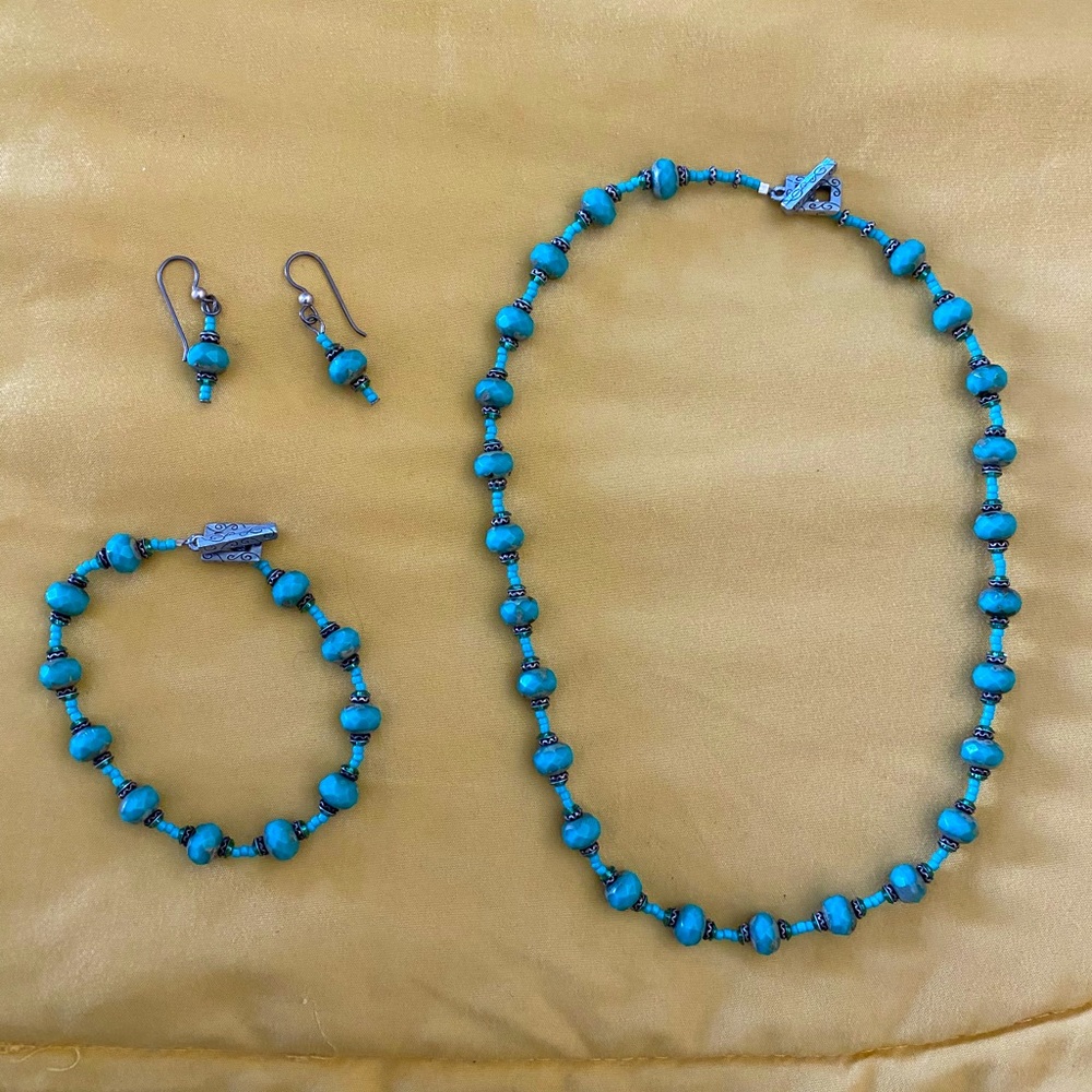 Turquoise beads, with crystal and silver beads in a 4-piece jewelry set!